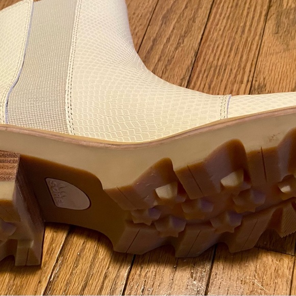 Sorel Joan Now Chelsea boot pull on size 9 cream snakeskin - Picture 9 of 16